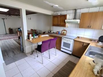 Casa amplia con gran terreno, jardín y potencial comercial