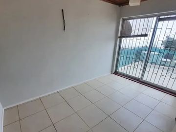 Casa amplia con gran terreno, jardín y potencial comercial