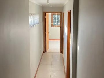 Casa amplia con gran terreno, jardín y potencial comercial
