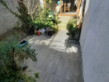 Casa amplia con gran terreno, jardín y potencial comercial
