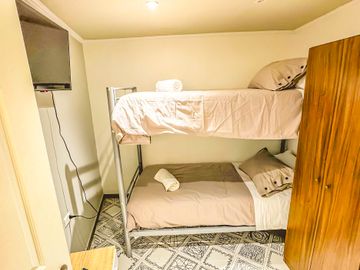 HOSTAL RENOVADO CON 8 HABITACIONES PRIVADAS