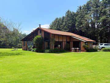 CASA EN RENTA CON BOSQUE, JARDIN Y LAGO PROPIO