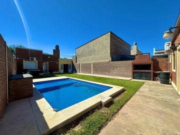 SE VENDE CASA PATIO/PILETA Y QUINCHO EN PRADERA II