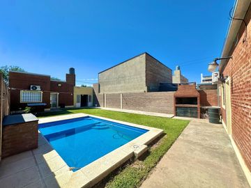 SE VENDE CASA PATIO/PILETA Y QUINCHO EN PRADERA II