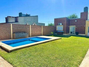 SE VENDE CASA PATIO/PILETA Y QUINCHO EN PRADERA II