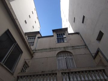 VENTA DE LOTE EN FLORES  1200 m2 VENDIBLE APROX.
