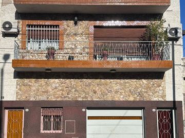 VENTA CASA MULTIFAMILIAR EN FLORES GARAGE TERRAZA
