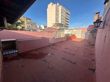 VENTA CASA MULTIFAMILIAR EN FLORES GARAGE TERRAZA