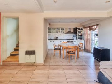 Venta Ph de 5 amb. con patio y cochera en Olivos
