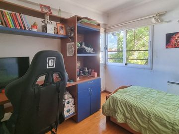Venta Ph de 5 amb. con patio y cochera en Olivos