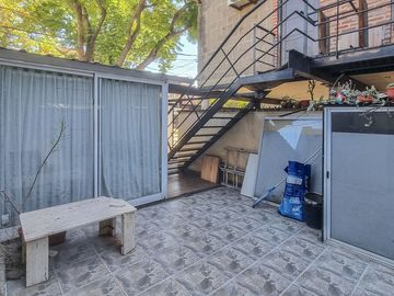 Venta Ph de 5 amb. con patio y cochera en Olivos