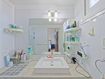 VENTA DEPTO 6 AMB DUPLEX SEMIPISO C/COCH EN FLORES