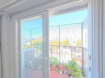 VENTA DEPTO 6 AMB DUPLEX SEMIPISO C/COCH EN FLORES