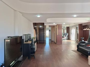 VENTA DEPTO 6 AMB DUPLEX SEMIPISO C/COCH EN FLORES