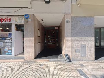 VENTA DEPTO 6 AMB DUPLEX SEMIPISO C/COCH EN FLORES