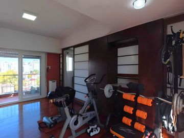 VENTA DEPTO 6 AMB DUPLEX SEMIPISO C/COCH EN FLORES