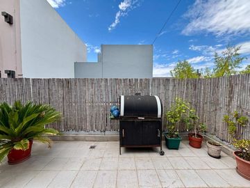 3 AMBIENTES CON COCHERA/ BAULERA PATIO Y BALCON