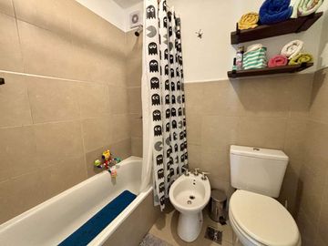 3 AMBIENTES CON COCHERA/ BAULERA PATIO Y BALCON