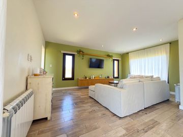 Moderna Casa Quinta en Valle Sereno. NUEVO VALOR!