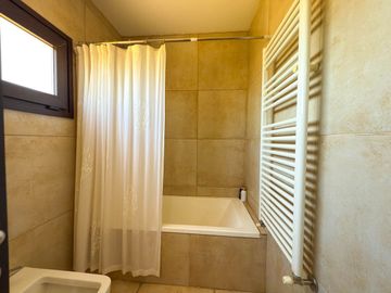 Moderna Casa Quinta en Valle Sereno. NUEVO VALOR!