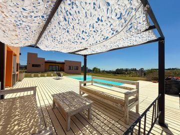 Moderna Casa Quinta en Valle Sereno. NUEVO VALOR!