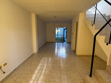 Dúplex en venta c/ cochera. Avenida Italia 1347.