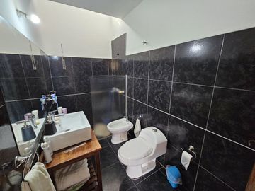 VENTA CASA 2 DORM MAS DEPTO 1 DORMI JORGE NEWBERY