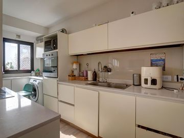 DEPARTAMENTO DE 4 AMBIENTES .BALCON. FRENTE. COCHERA. AMENITIES CABALLITO