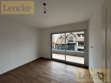 Departamento en venta, Edificio Terrazas de Victoria, 3 ambientes con balcón y parrilla, cochera