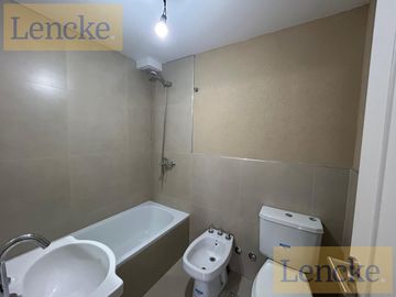 Departamento en venta, Edificio Terrazas de Victoria, 3 ambientes con balcón y parrilla, cochera