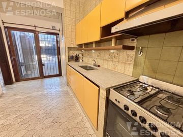 Casa de tres ambientes en venta, en Moron Sur