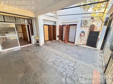 Casa de tres ambientes en venta, en Moron Sur