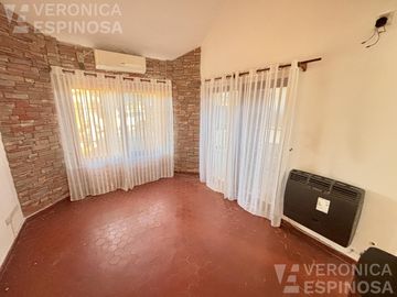 Casa de tres ambientes en venta, en Moron Sur