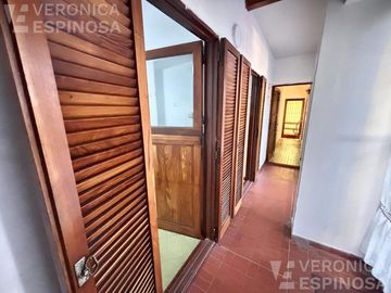 Casa de tres ambientes en venta, en Moron Sur