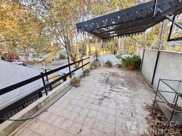 Casa de tres ambientes en venta, en Moron Sur