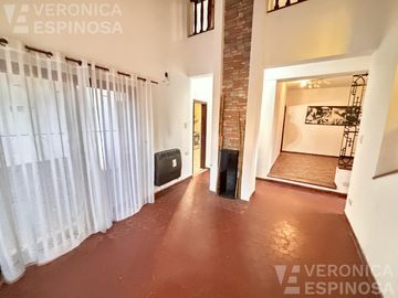 Casa de tres ambientes en venta, en Moron Sur