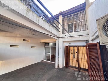 Casa de tres ambientes en venta, en Moron Sur