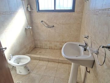 3 dormitorios   escritorio   jarin y cocheras - En Venta