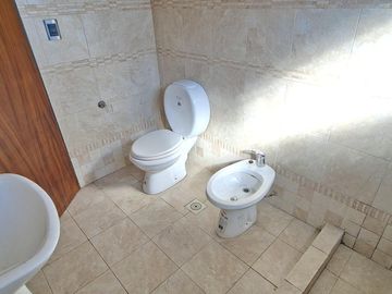 3 dormitorios   escritorio   jarin y cocheras - En Venta