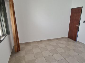 3 dormitorios   escritorio   jarin y cocheras - En Venta
