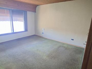 3 dormitorios   escritorio   jarin y cocheras - En Venta