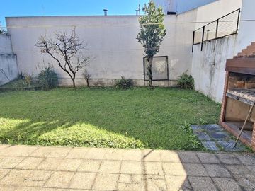 3 dormitorios   escritorio   jarin y cocheras - En Venta