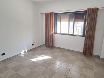 3 dormitorios   escritorio   jarin y cocheras - En Venta