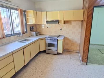 3 dormitorios   escritorio   jarin y cocheras - En Venta