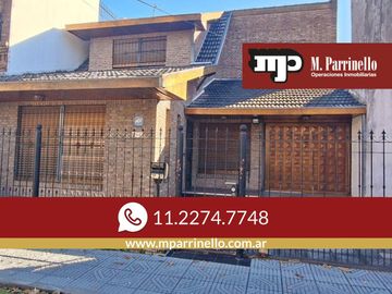 3 dormitorios   escritorio   jarin y cocheras - En Venta