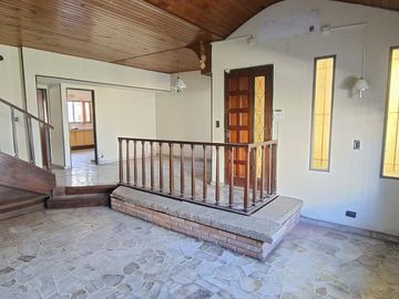 3 dormitorios   escritorio   jarin y cocheras - En Venta