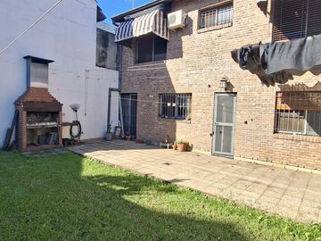 3 dormitorios   escritorio   jarin y cocheras - En Venta