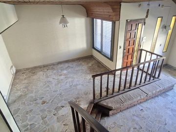 3 dormitorios   escritorio   jarin y cocheras - En Venta