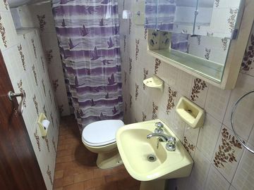 3 dormitorios   escritorio   jarin y cocheras - En Venta