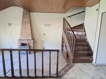 3 dormitorios   escritorio   jarin y cocheras - En Venta